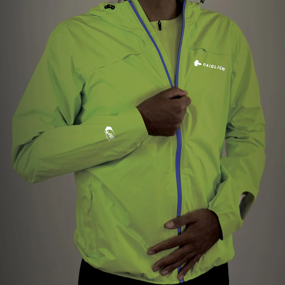 Casaco impermeável verde com capuz e fecho azul