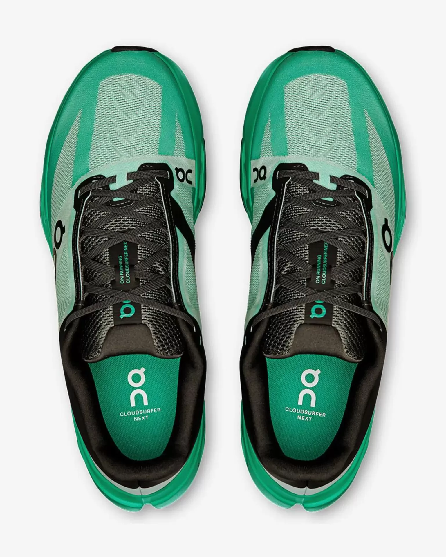 Par de ténis de corrida verdes ON CLOUDSURFER NEXT vistos de cima