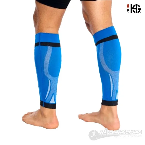 Polainas de compressão azuis em perna humana, com detalhes e faixas pretas, sobre fundo branco.