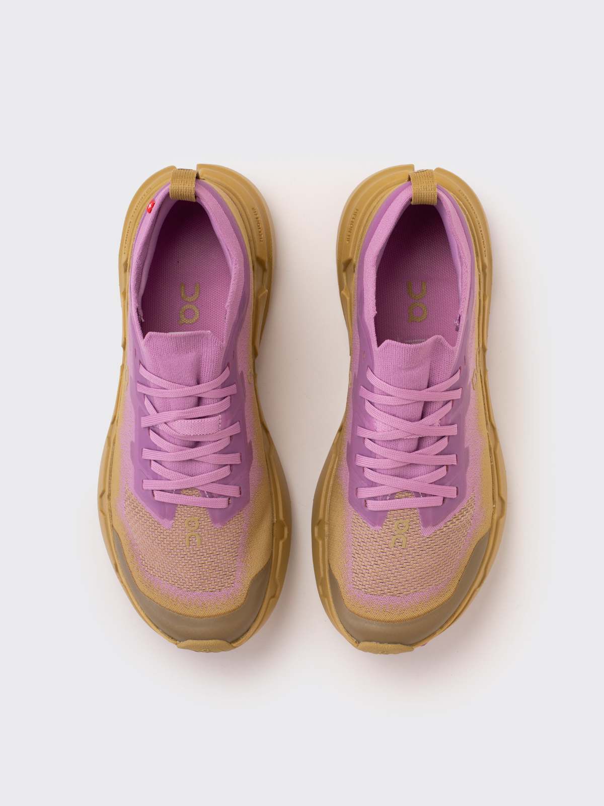 Sapatilhas desportivas cor-de-rosa e bege com sola bege e atacadores cor-de-rosa