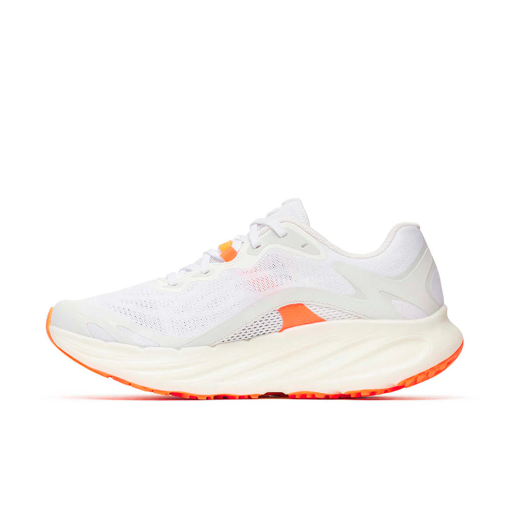 Sapatilha desportiva branca com detalhes laranja e sola grossa