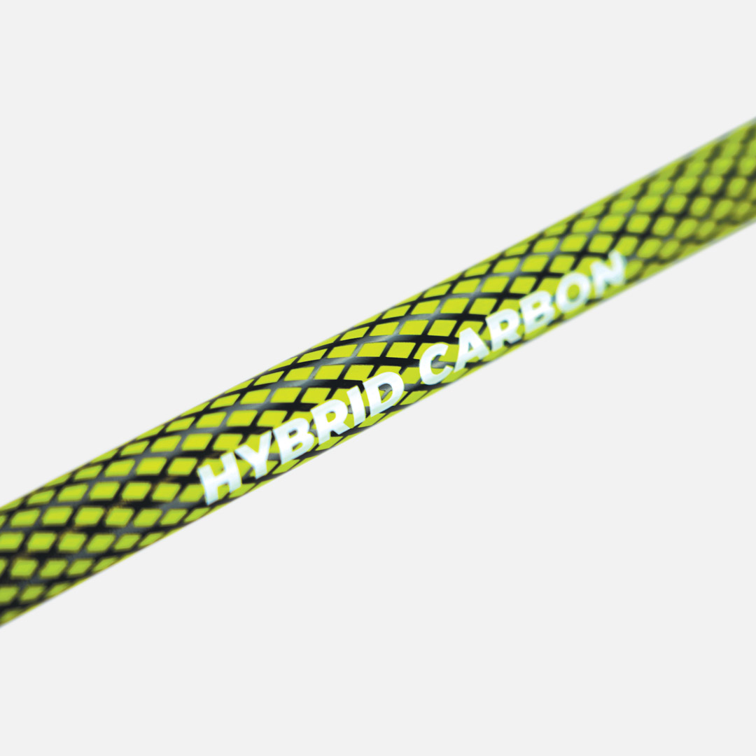 Pedaço de vara ou tubo amarelo-verde com padrão em grelha preta e texto HYBRID CARBON branco