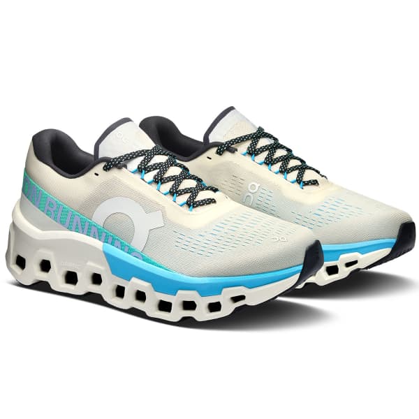 Ténis desportivos brancos e azuis com solas perfuradas e atacadores pretos com azul.