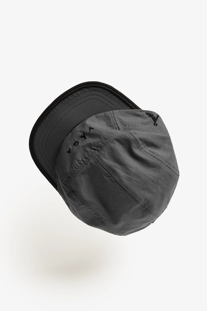 Boné cinzento com aba preta e texto 'KAQA'