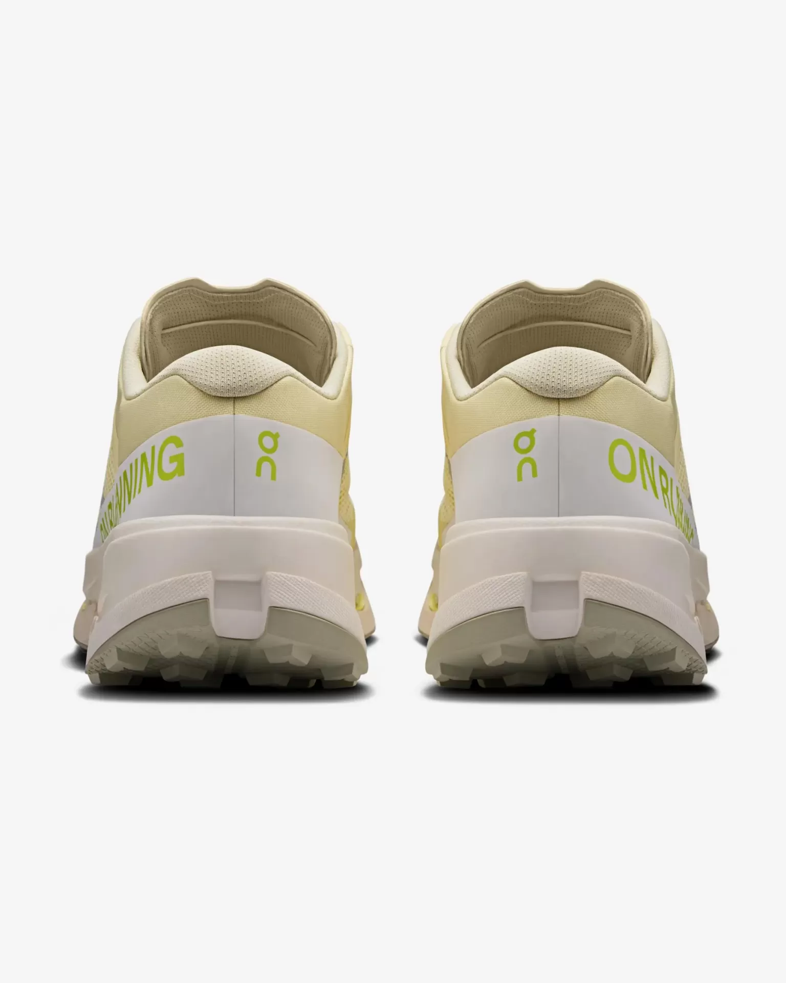 Sapatilhas de corrida bege e branco vistas de trás com texto verde-limão