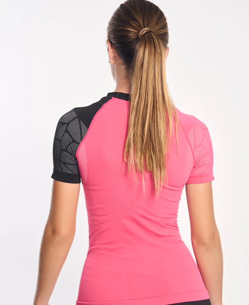 T-shirt desportiva rosa e preta vista de costas