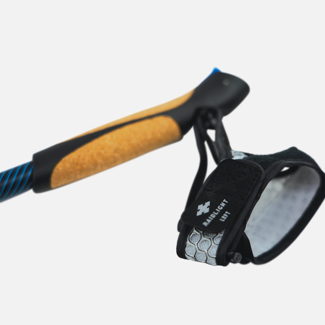 Pega de bastão de caminhada com punho em cortiça e bracelete preta com texto