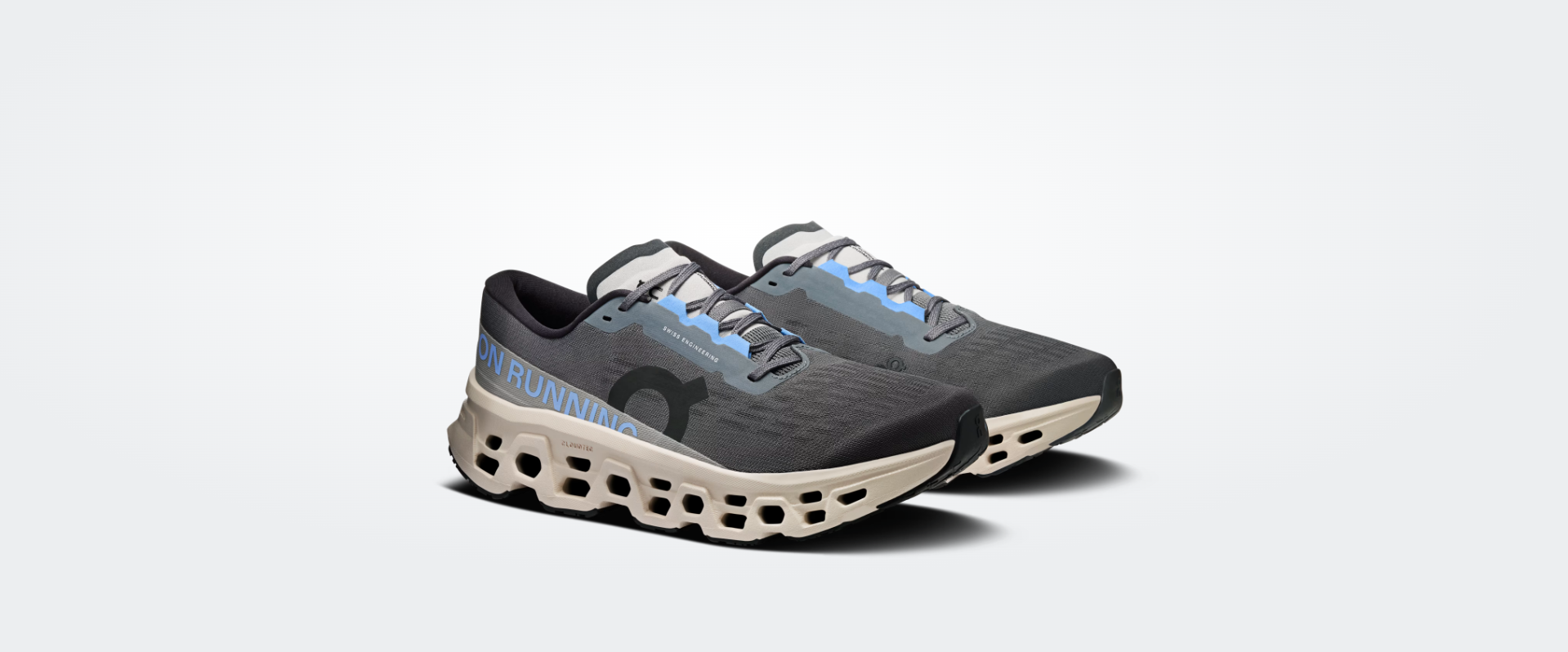 Ténis de corrida cinzentos com sola alta bege e detalhes azuis