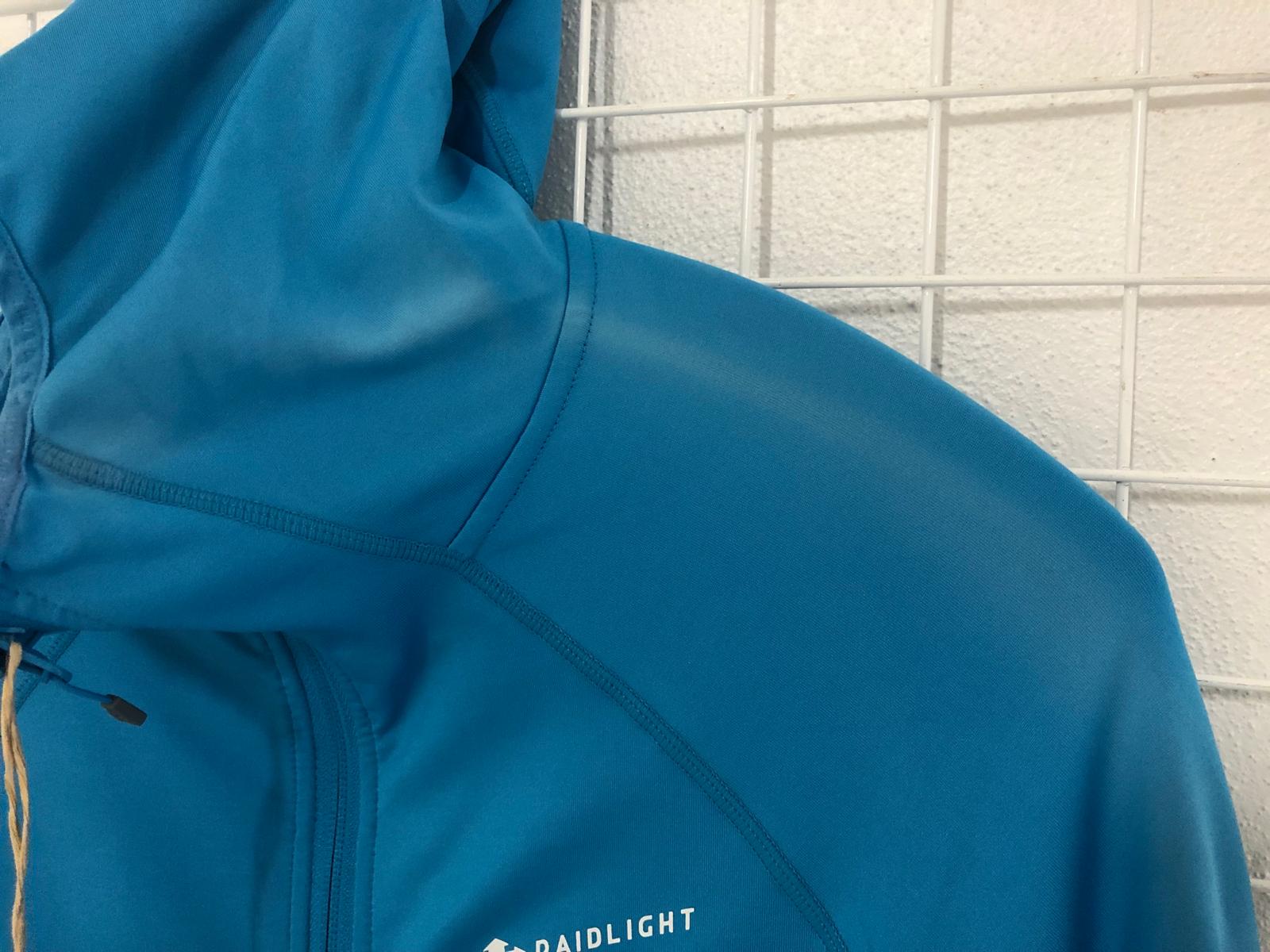 Casaco azul com fecho de correr e capuz