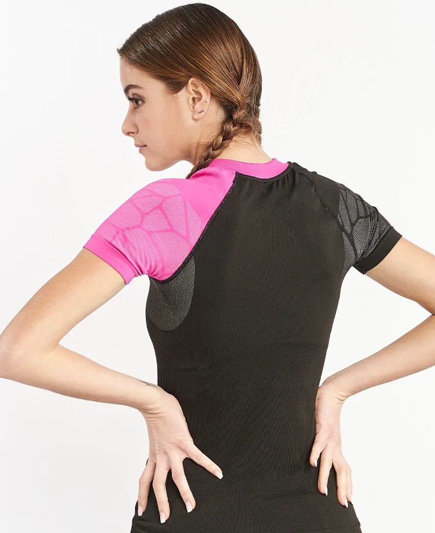 T-shirt desportiva preta com mangas rosa e preto e padrões texturizados