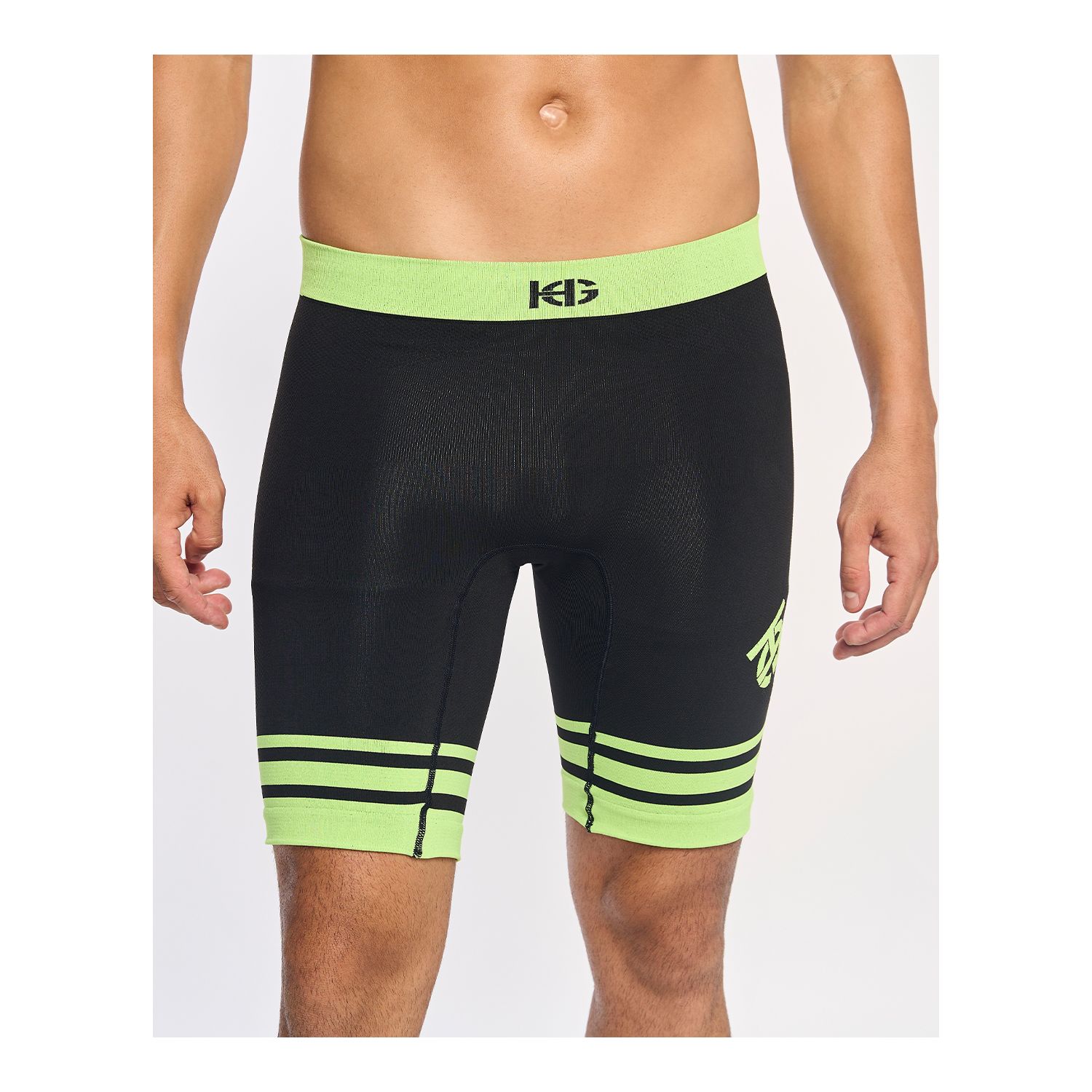 Calções desportivos pretos com detalhes verdes fluorescentes e logótipos KB