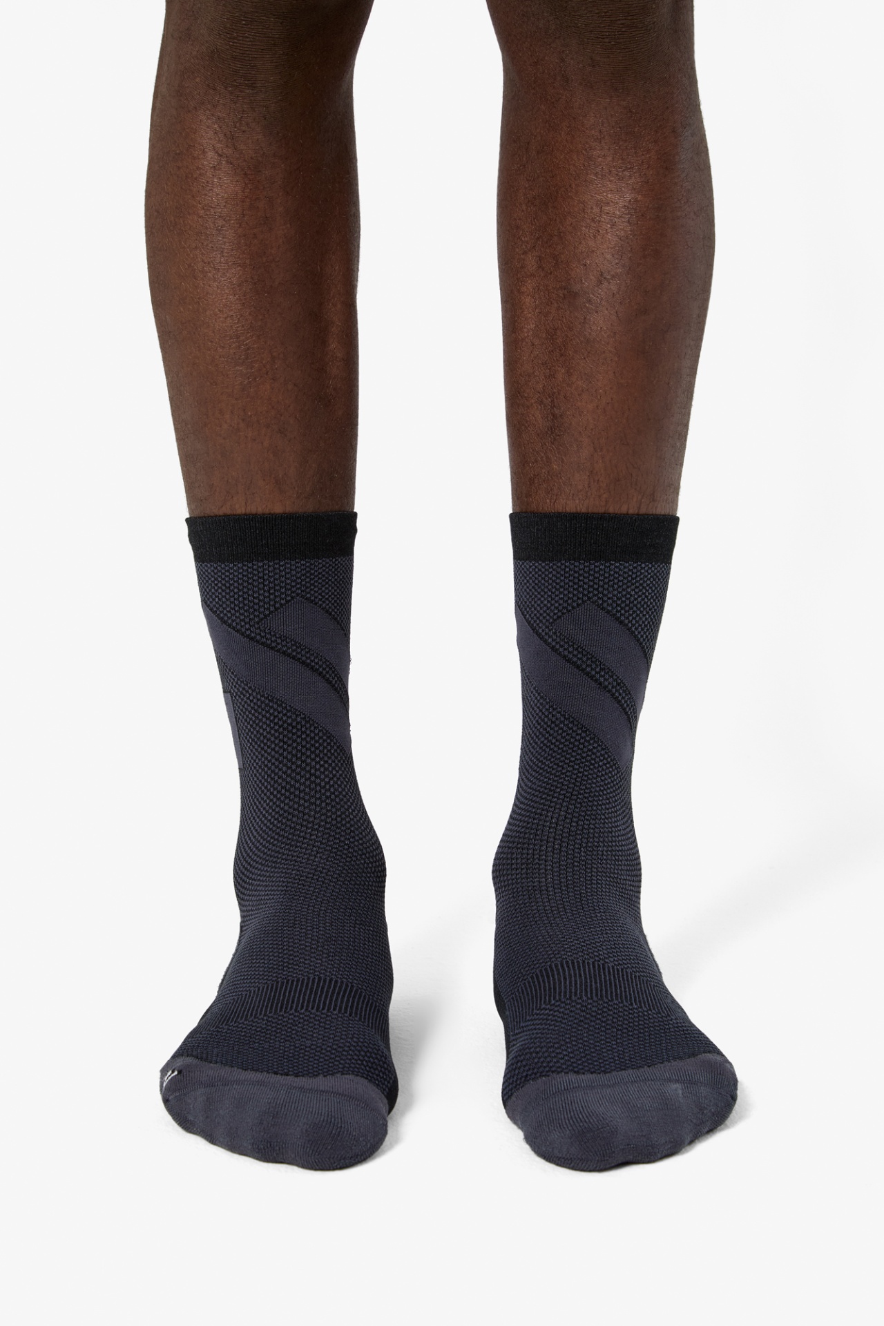 Meias pretas compridas com padrão texturizado e detalhes cinza escuro