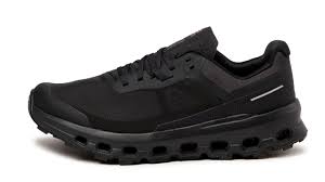 Ténis pretos com sola almofadada e detalhes cinza escuro