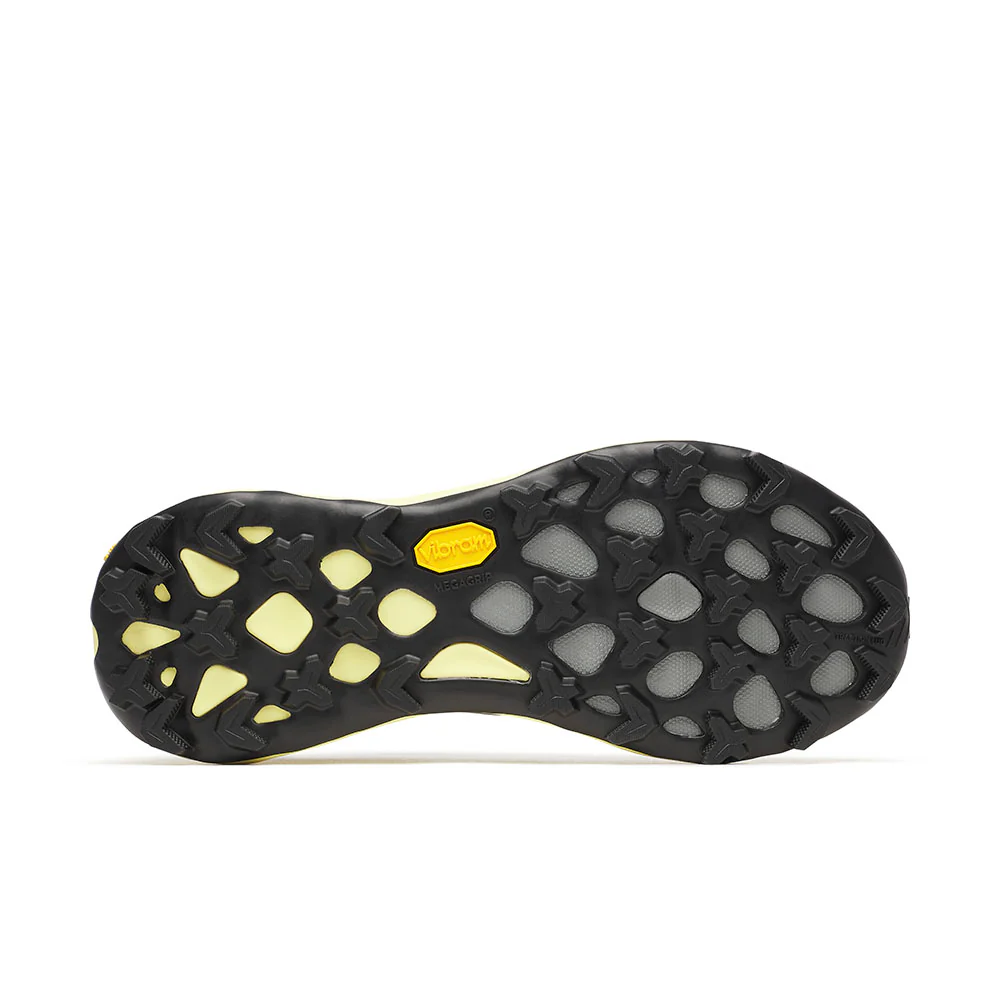 Sola de sapato preta com detalhes amarelos e selo Vibram