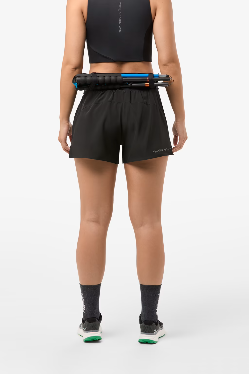 Mulher vista de costas com roupa e acessórios de desporto e caminhada