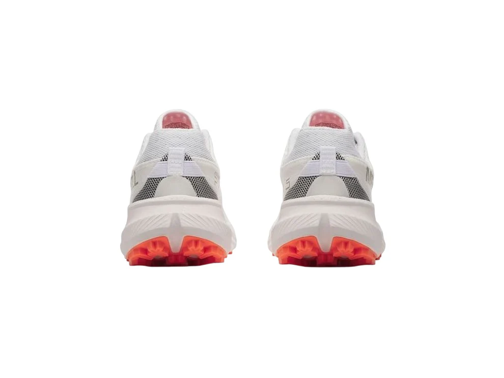 Ténis desportivos brancos com sola vermelha e laranja vistos de trás
