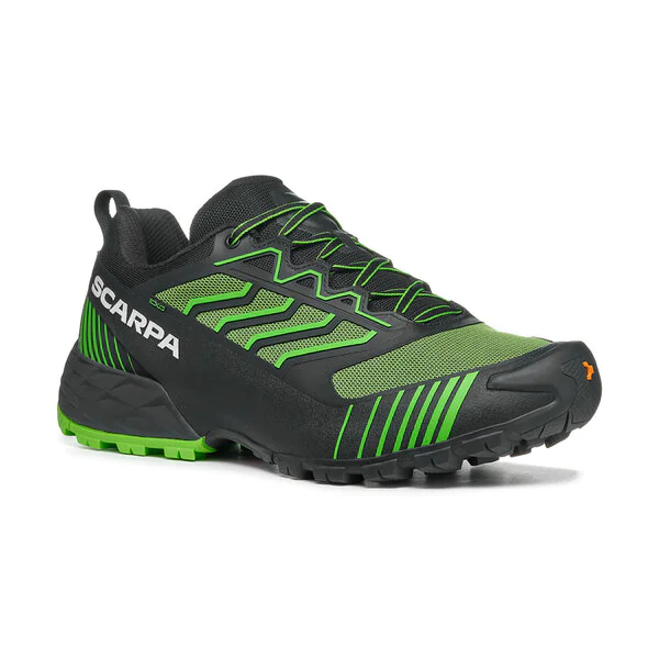 Tênis desportivo Scarpa verde e preto com sola robusta