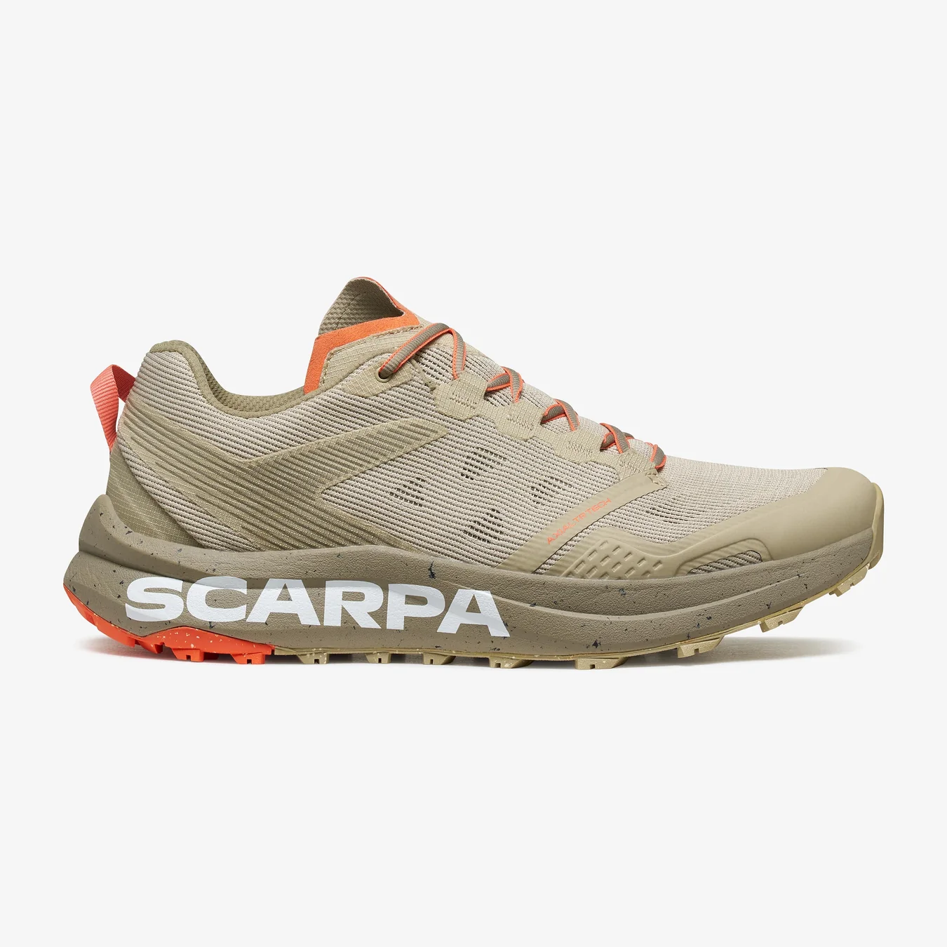 Ténis desportivos bege com sola castanha clara e detalhes laranja e logo SCARPA.