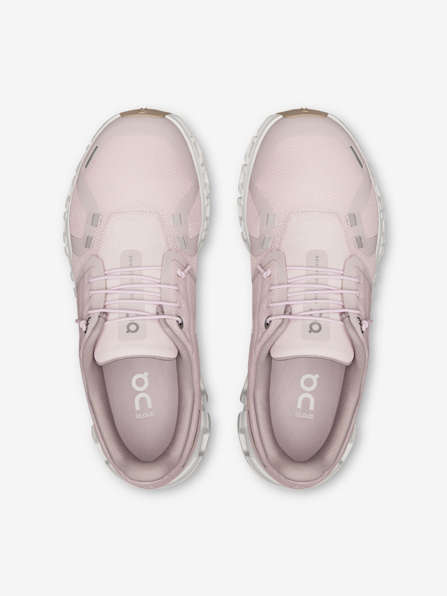 Par de sapatilhas desportivas rosa claro em fundo branco