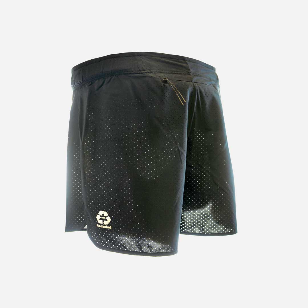 Calções desportivos pretos com padrão de pequenos furos e símbolo de reciclagem