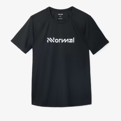 T-shirt preta com texto branco Normal ao centro