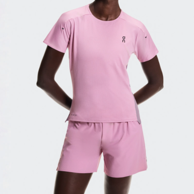 Conjunto desportivo rosa com t-shirt e calções