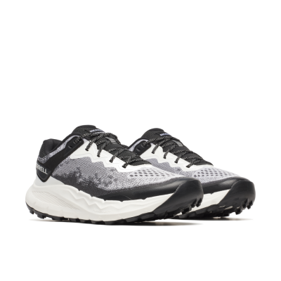 Par de ténis desportivos Merrell cinza, branco e preto em fundo branco