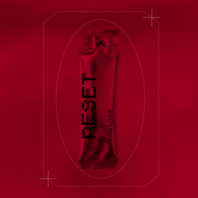 Tubo vermelho de gel RESET SANTAMADRE sobre fundo vermelho.