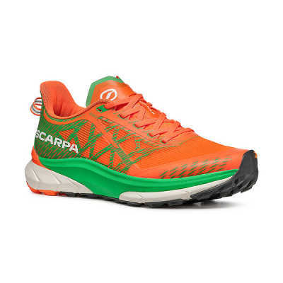 Ténis desportivo SCARPA laranja e verde em fundo branco