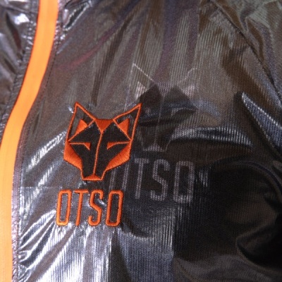 Casaco preto brilhante com zíper laranja e logótipo OTSO em laranja