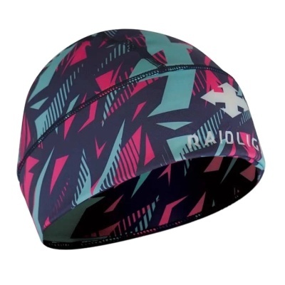 Touca sintética colorida com padrão geométrico e texto RIALDIC