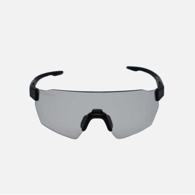 Óculos desportivos com lentes fumadas e armação preta