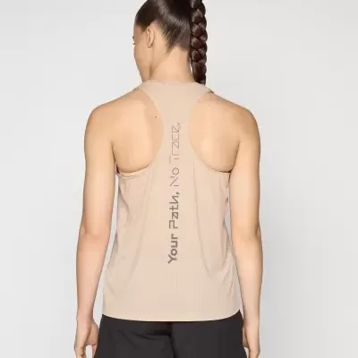 Pessoa de costas com top desportivo bege e calções pretos com texto impresso.