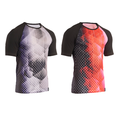 Dois T-shirts desportivos com padrão geométrico, um em cinzento e roxo e outro em vermelho e preto.