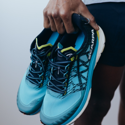 Sapatilhas desportivas azul celeste e preto com o texto SCARPA