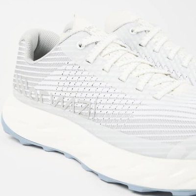 Ténis de corrida brancos New Balance, tecido de malha e sola grossa branca
