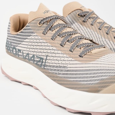 Ténis desportivos bege e cinza com padrão listrado e atacadores cinza