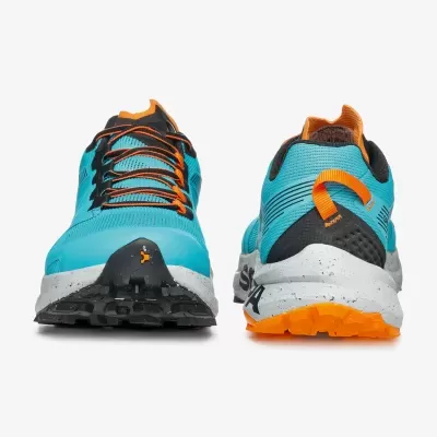 Ténis desportivos azuis com atacadores laranja e sola branca com manchas cinzentas e sola exterior laranja