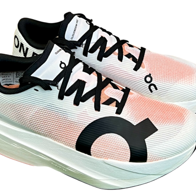 Sapatilhas desportivas brancas e cor-de-rosa com sola grossa e detalhes em preto