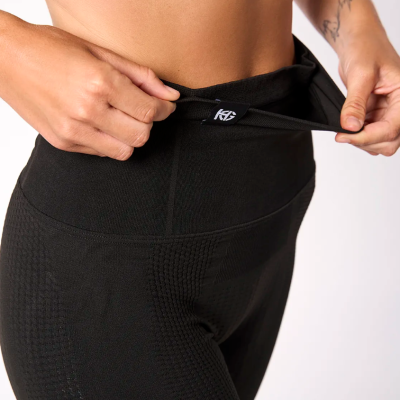 Calças de treino pretas de cintura alta com cordão ajustável usadas por pessoa