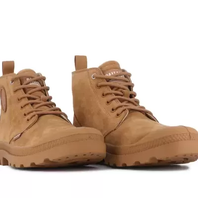 Botins castanhos claros em camurça com sola grossa e atacadores