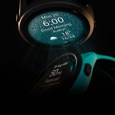 Relógios inteligentes com mostradores digitais mostrando data, hora, mensagem personalizada e métricas de saúde