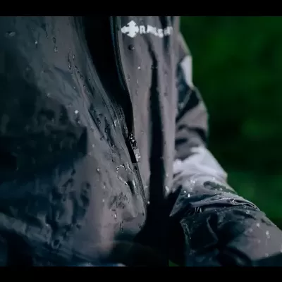 Casaco impermeável preto com gotas de água e logo RALEN branco