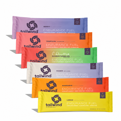 Pacotes coloridos de Endurance Fuel da Tailwind dispostos em linha