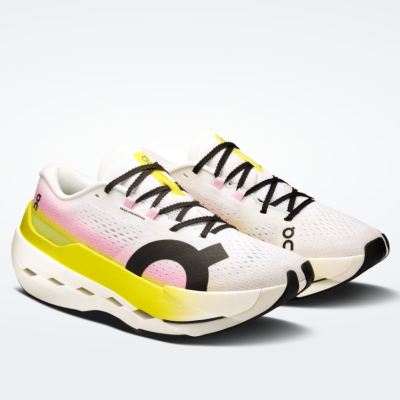 Ténis desportivos brancos com detalhes amarelos e rosa e sola branca e preta.