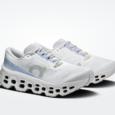 Sapatilhas de corrida brancas com sola recortada e texto ON RUNNING