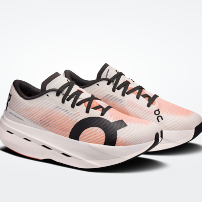 Par de sapatilhas desportivas cor-de-rosa claro e branco com detalhes a preto