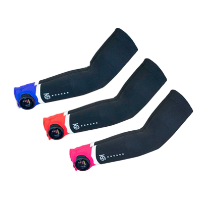 Três mangas desportivas pretas com punhos azul, vermelho e rosa e texto KG em branco