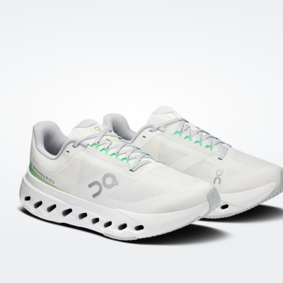Sapatilhas de corrida brancas com detalhes verdes e cinza