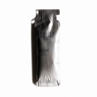 Pacote prateado SANTA MADRE sobre fundo branco